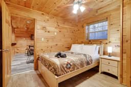 5BDR Log Cabin w/Jacuzzi | Games | Secluded - Image 4
