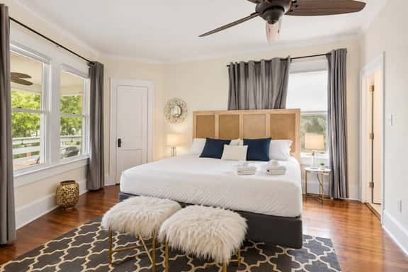 Charming Upstairs Stay near Old Town - Image 1