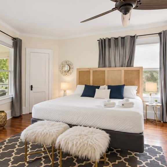 Charming Upstairs Stay near Old Town - Image 1