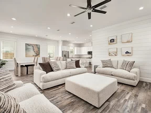 Costal style 3-Story W 7BR and near the beach - Image 3