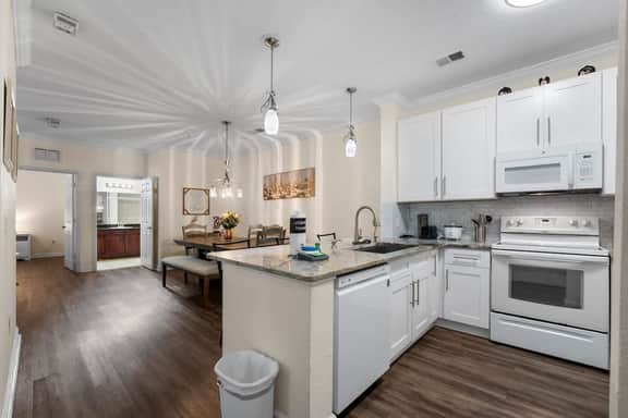 NEW Listing! Gorgeous 2 bd condo - Image 4