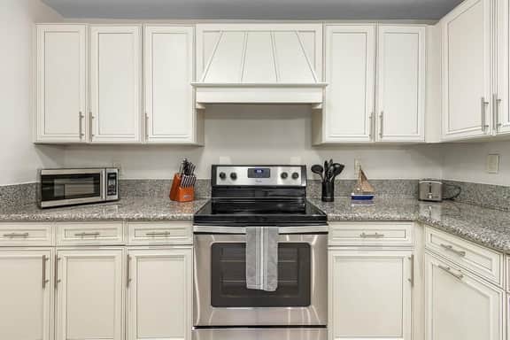 WATER VIEWs- FT MYERs | SLEEPs 8 | FISH | BOATiNG - Image 4
