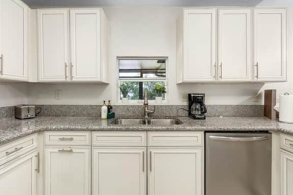 WATER VIEWs- FT MYERs | SLEEPs 8 | FISH | BOATiNG - Image 2