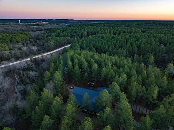 Steel Time Cabin | Ping Pong | Jacuzzi | Fire Pit - Image 4