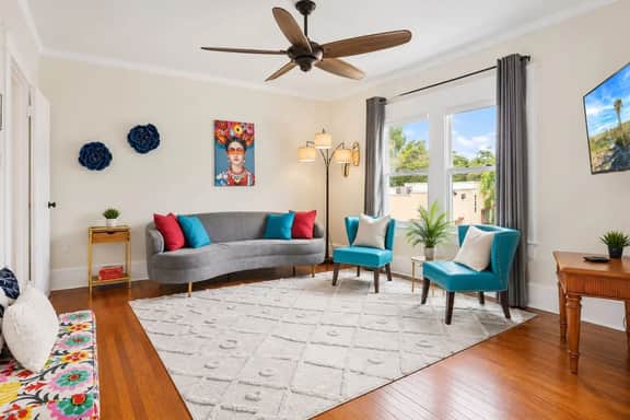 Charming Upstairs Stay near Old Town - Image 3