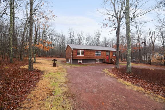 Cozy Freeland Retreat- Firepit, Pool Table, Hot Tub - Image 1