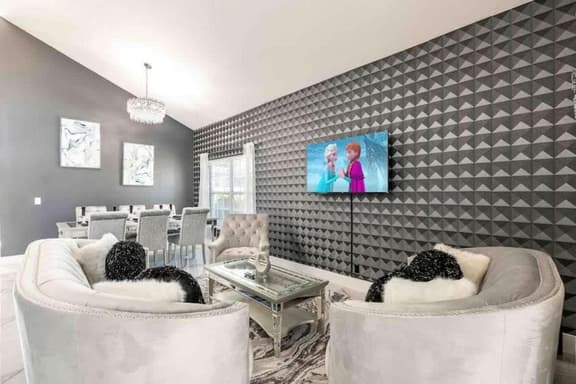 Spacious 5BR Pool | Prime Location Near Disney - Image 1